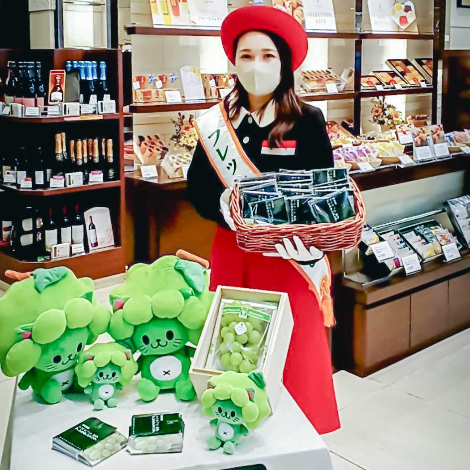 千疋屋総本店で岡山県の農産物の魅力を発信する「フレッシュおかやま」スタッフ